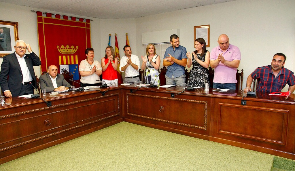 Els regidors de Compromís, PSOE, Ara Puçol i EUPV festegen dempreus i entre aplaudiments la nova configuració del consistori. 