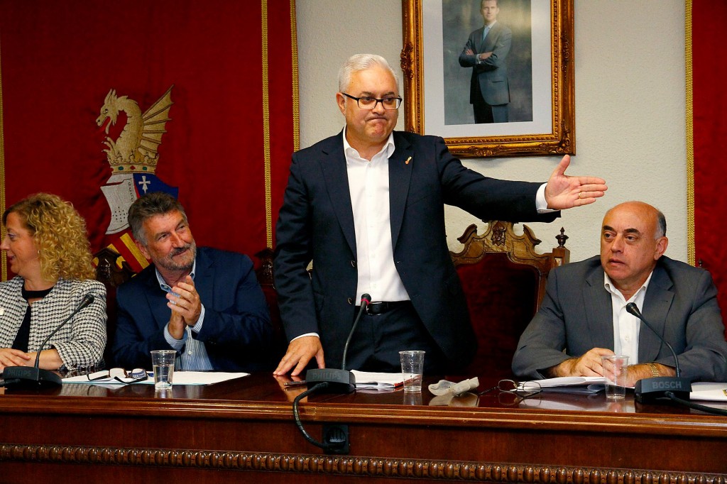 El nou alcalde de Puçol assenyala a la seua esquerra, on estan els membres del futur govern municipal.